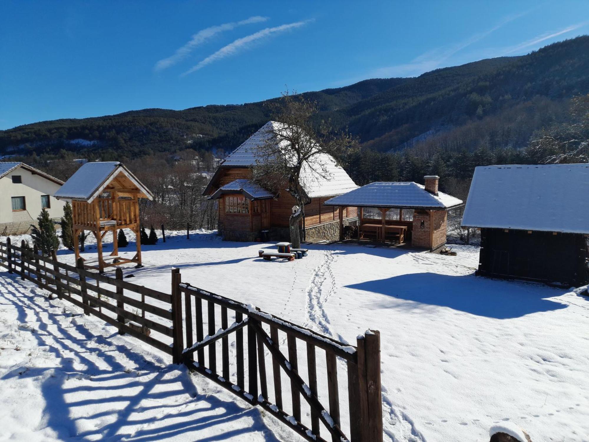 Vila Kuca Karajic Kremna Exteriér fotografie