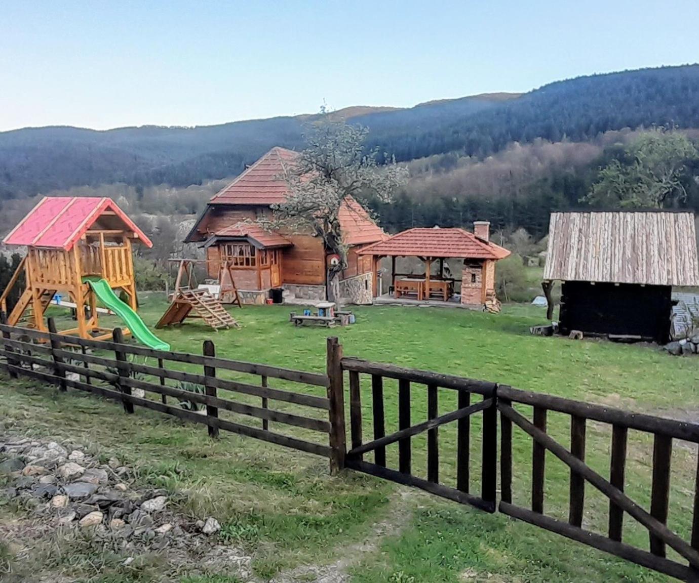 Vila Kuca Karajic Kremna Exteriér fotografie